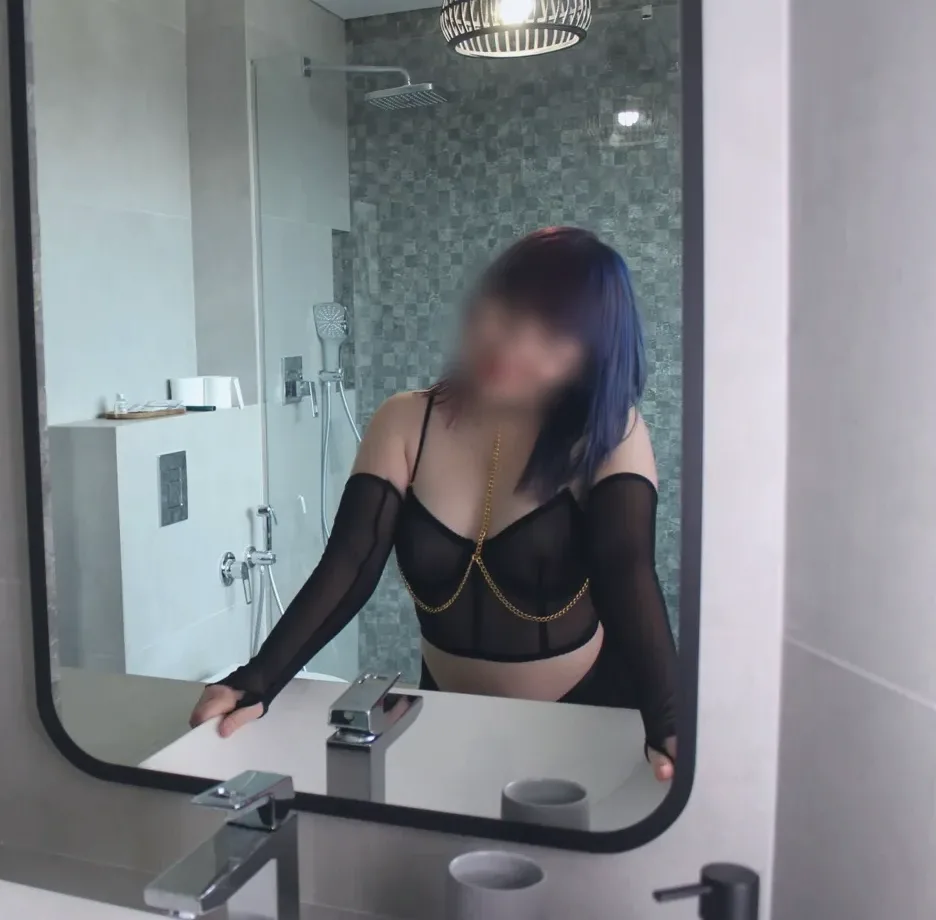 Emma, 24